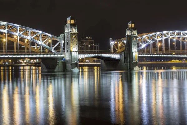 Bolsheokhtinsky bridge nacht weergave — Stockfoto
