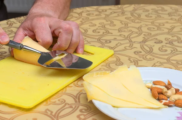 Dilimleme peynir yakın çekim