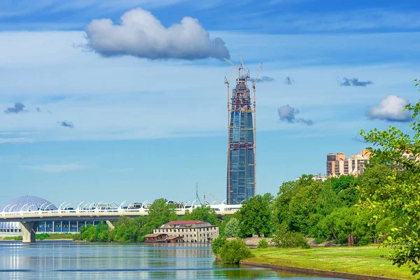 Stad landschap met wolken — Stockfoto