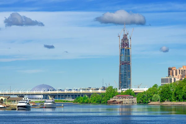 Şehir manzarası ile bulutlar