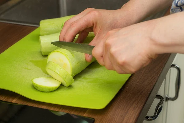 Beredning av stekt zucchini — Stockfoto