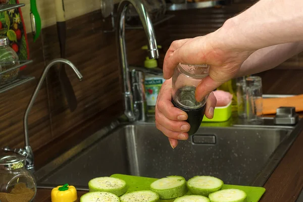 Preparazione di zucchine fritte — Foto Stock