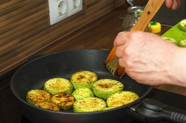 Preparazione di zucchine fritte — Foto Stock