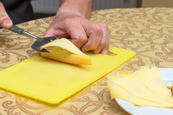 Dilimleme peynir yakın çekim