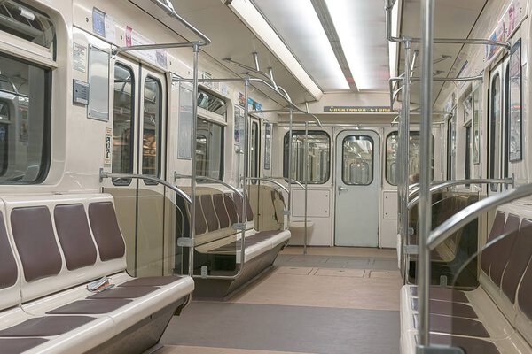 Внутри вагона метро

