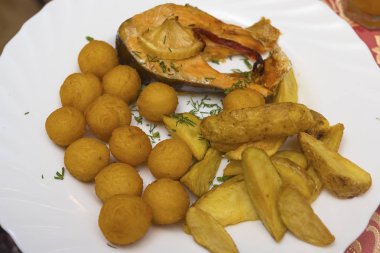 Balık yemek bir plaka üzerinde