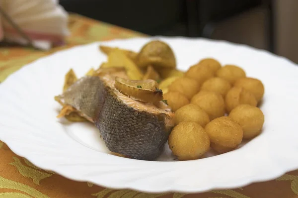 Plato de pescado en un plato — Foto de Stock