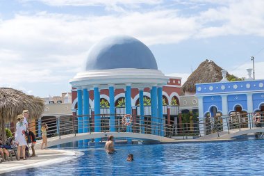 Otel küp üzerinde tutun