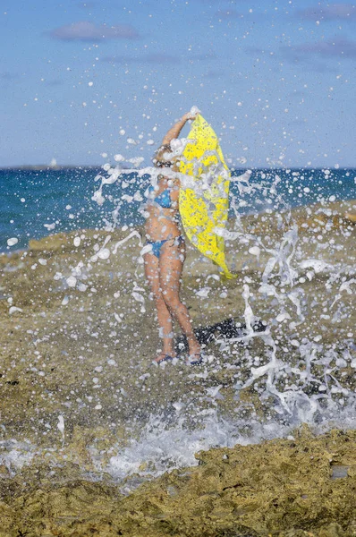 Cantando chica en el mar — Foto de Stock