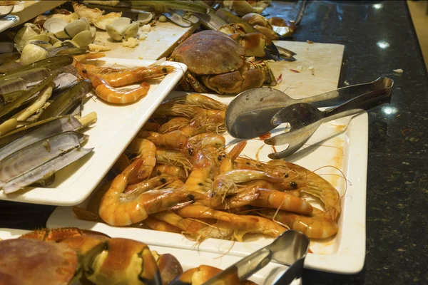 Langostinos cocidos en una bandeja en un buffet — Foto de Stock