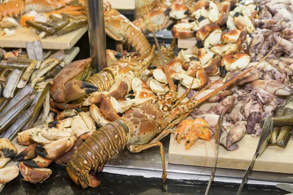 Gros plan du homard sur le fond d'autres fruits de mer — Photo