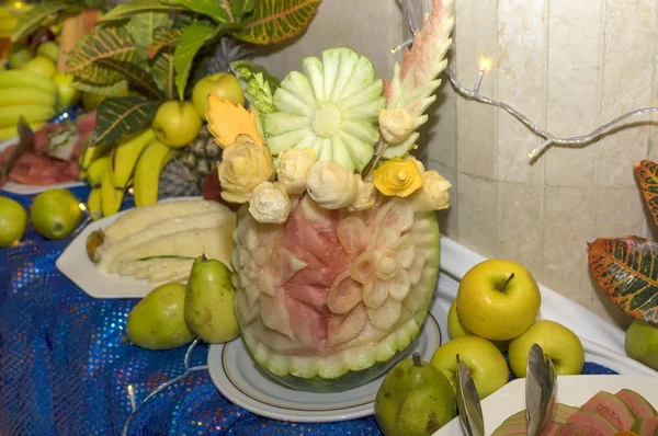 Cijfers van het eten op een buffet — Stockfoto