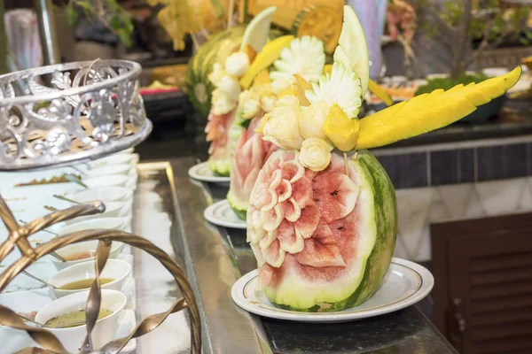 Cijfers van het eten op een buffet — Stockfoto