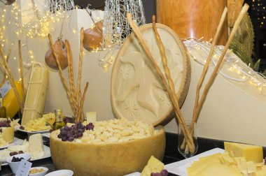 otel görkemli bir açık büfe üzerine peynir