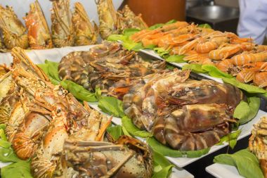 Kraliyet karides üzerinde yeşil marul yaprakları