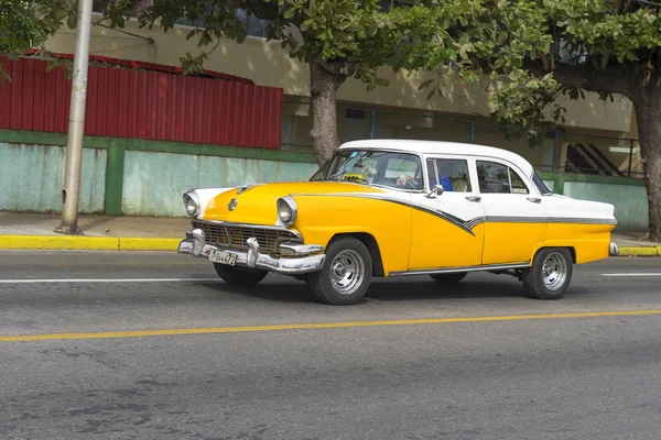Schöne retro auto in kuba — Stockfoto