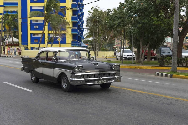 Belle voiture rétro à Cuba — Photo
