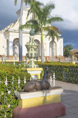 bir köpek heykeli demir