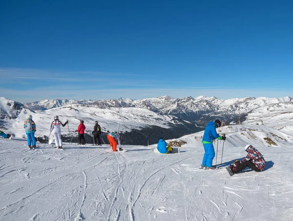 Ανδόρα - 06 Ιανουαρίου, 2015: σκιέρ και snowboarders προετοιμασία για d — Φωτογραφία Αρχείου