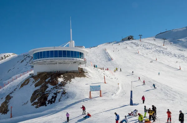 Andora-2015年1月06日: 高山滑雪与骑马滑雪者和 — 图库照片