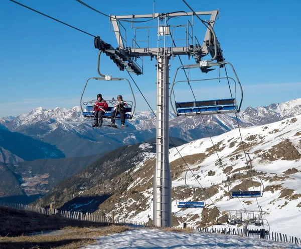 ANDORA - 08 JANVIER 2015 : Chaise roulante avec des skieurs assis au s — Photo