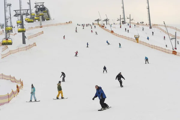 ST-PETERSBURG, RUSIA - 11 DE FEBRERO DE 2018: Pista de esquí con descenso — Foto de Stock