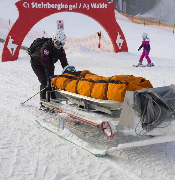 I soccorritori portano lo sciatore — Foto Stock