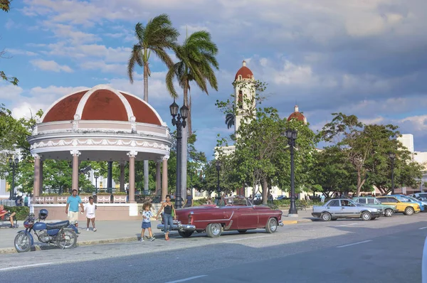 Cienfuegos, Cuba - 03 Ocak 2018: C merkezi kare — Stok fotoğraf