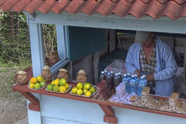 Küba - 03 Ocak 2018: satıcı satan Hatıra Eşyası ve gıda 