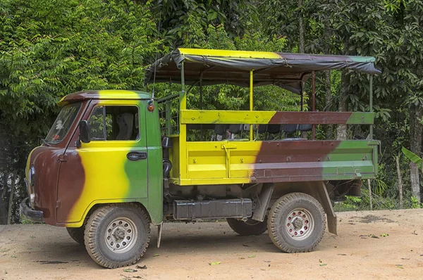 Un pequeño camión con un toldo abierto para transportar turistas a través de —  Fotos de Stock