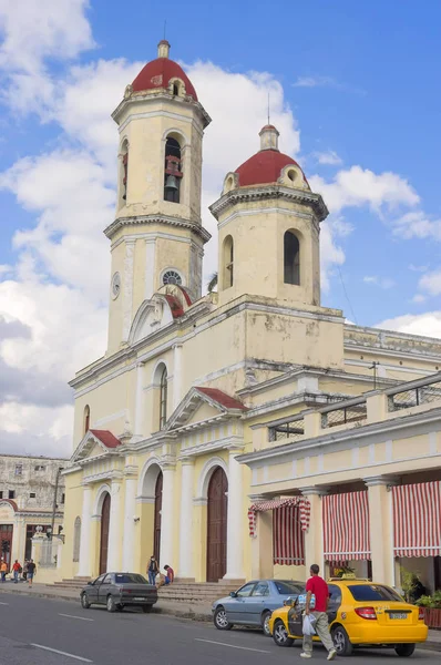 シエンフエーゴス (キューバ)-2018 年 1 月 3 日: 中央 squar 教会 — ストック写真