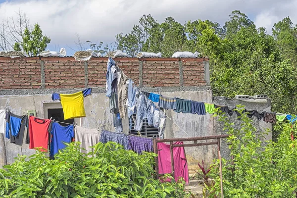 Colorido viejo basura lavandería refugiados se secan en cuerdas Fotos De Stock