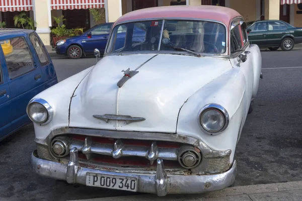 CIENFUEGOS, CUBA - 03 de enero de 2018: Vintage classic American ca — Foto de Stock