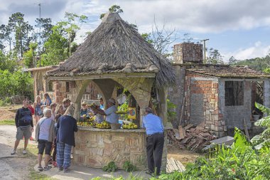 Küba - 03 Ocak 2018: meyve deposu, turist taze yiyecek satın