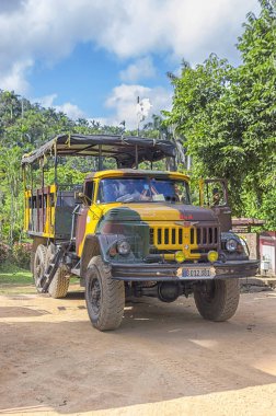 Havana, Küba - 03 Ocak 2018: Eski Rus Ordusu yeniden kamyonettir