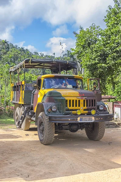 Havana, Küba - 03 Ocak 2018: Eski Rus Ordusu yeniden kamyonettir