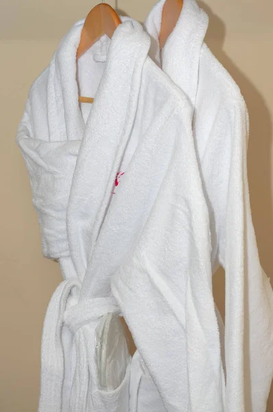 Biały płaszcz na wieszaku w pokoju hotelowym drogich — Zdjęcie stockowe