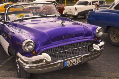 Havana, Küba - 4 Ocak 2018: Retro klasik mor Buick parke