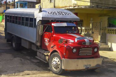 Havana, Küba - 03 Ocak 2018: Vintage kırmızı Ford Hav rides