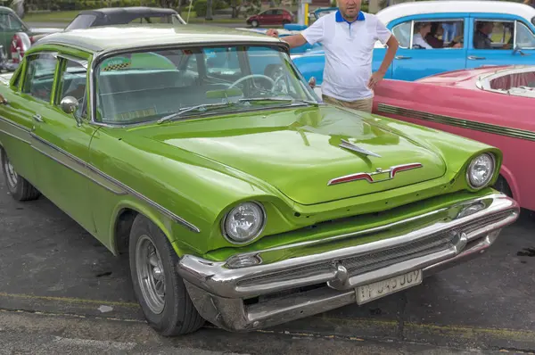 Hawana, Kuba - 4 stycznia 2018: Retro klasyczny amerykański samochód równi — Zdjęcie stockowe