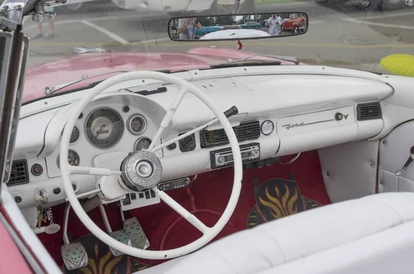 HAVANA, CUBA - 4 JANVIER 2018 : Une voiture américaine classique rétro — Photo