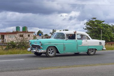 Havana, Küba - 04 Ocak 2018: Retro yeşil Chevrolet açıktır,