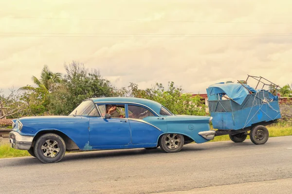 Hawana, Kuba - 03 stycznia 2018: Vintage amerykański samochód ri — Zdjęcie stockowe