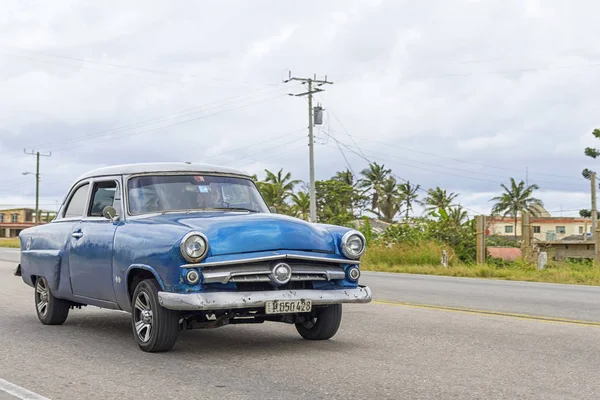 哈瓦那, 古巴-2018年1月04日: 老式经典美国车去 — 图库照片