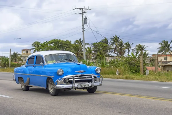 HAVANA, CUBA - GENNAIO 04, 2018: La Chevrolet blu retrò è accesa — Foto Stock