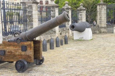 Ahşap top arabası üzerinde eski silah yangınlar dökme demir ve taş