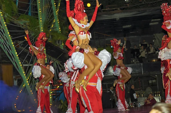 HAVANA, CUBA - JANEIRO 04, 2018: Dançarinos se apresentando em Tropicana — Fotografia de Stock