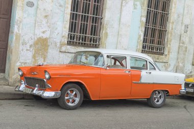 Havana, Küba - 04 Ocak 2018: Bir retro turuncu Chevrolet Park.