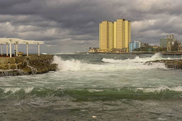 Embankment de la ciudad del mar durante una tormenta, nubes de tormenta baja, lar — Foto de Stock