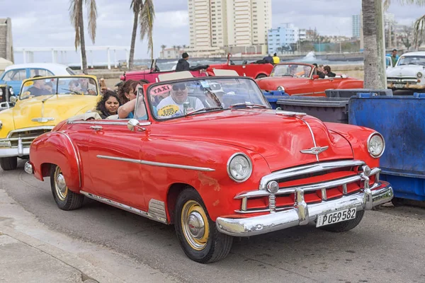 Hawana, Kuba - 04 stycznia 2018: Classic American retro samochód jazdy — Zdjęcie stockowe